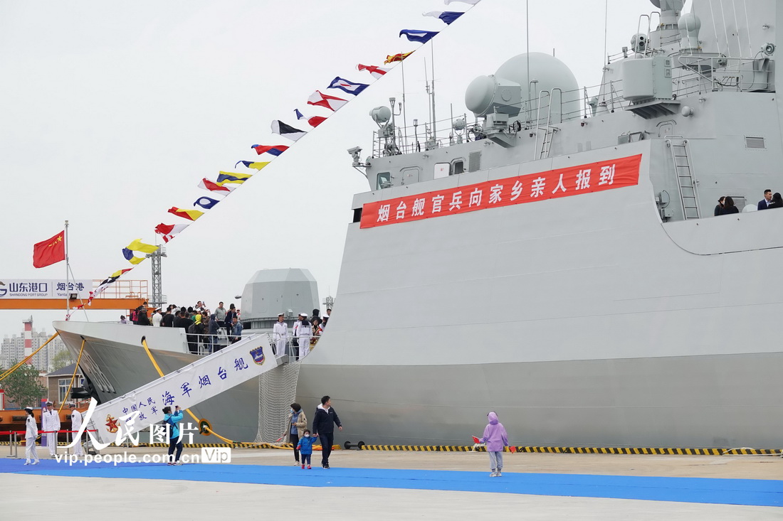 4月22日，山東煙台市民參觀海軍煙台艦。