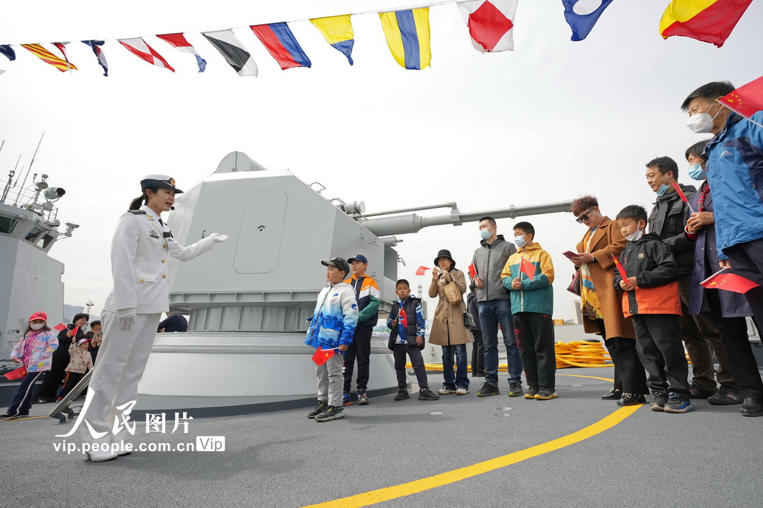 4月22日，海军烟台舰上官兵向市民介绍舰上武器装备。