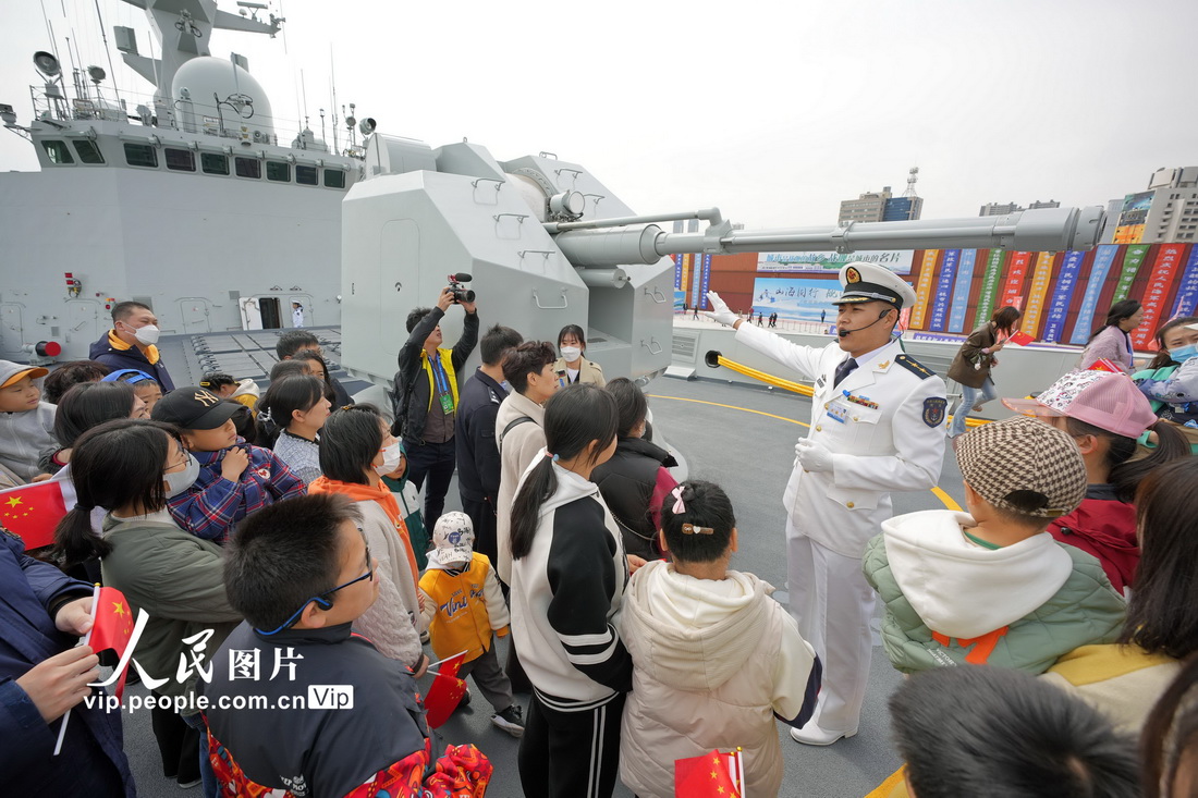 4月22日，海軍煙台艦上官兵向市民介紹艦上武器裝備。