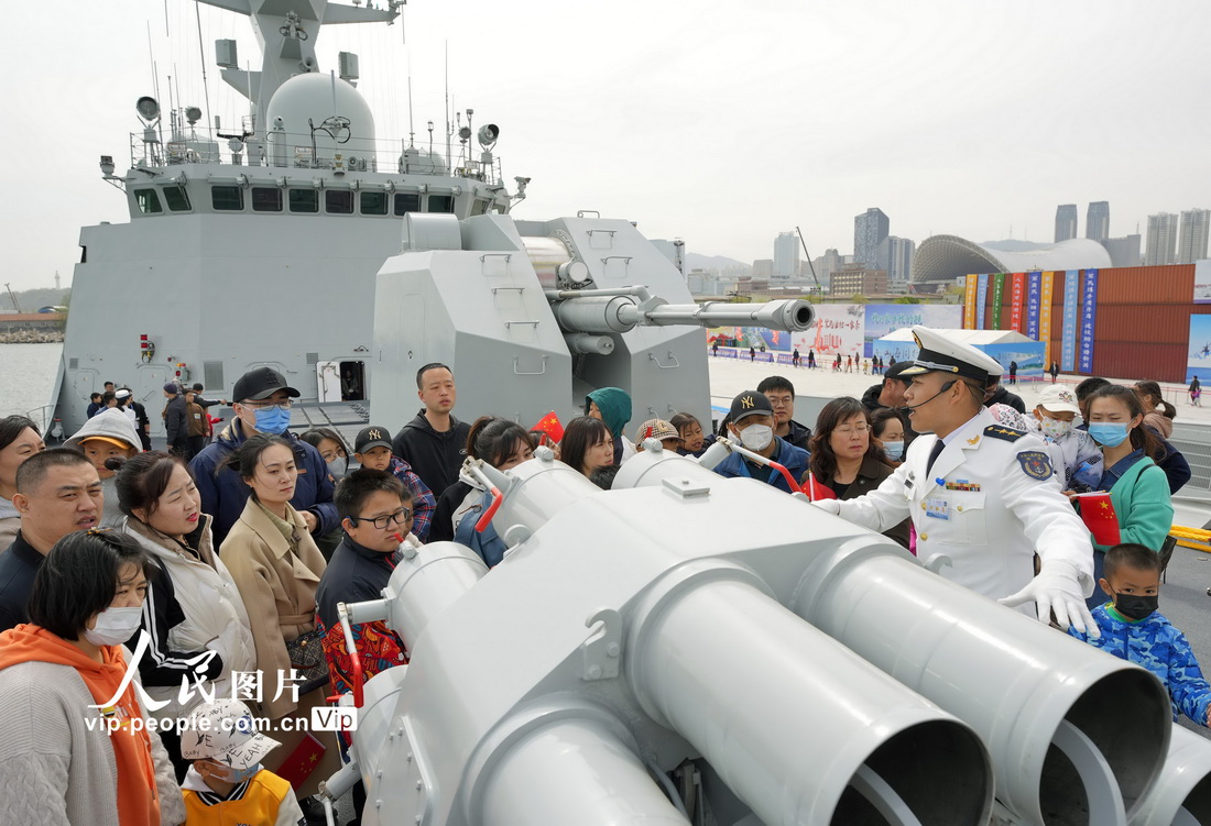 4月22日，海軍煙台艦上官兵向市民介紹艦上武器裝備。