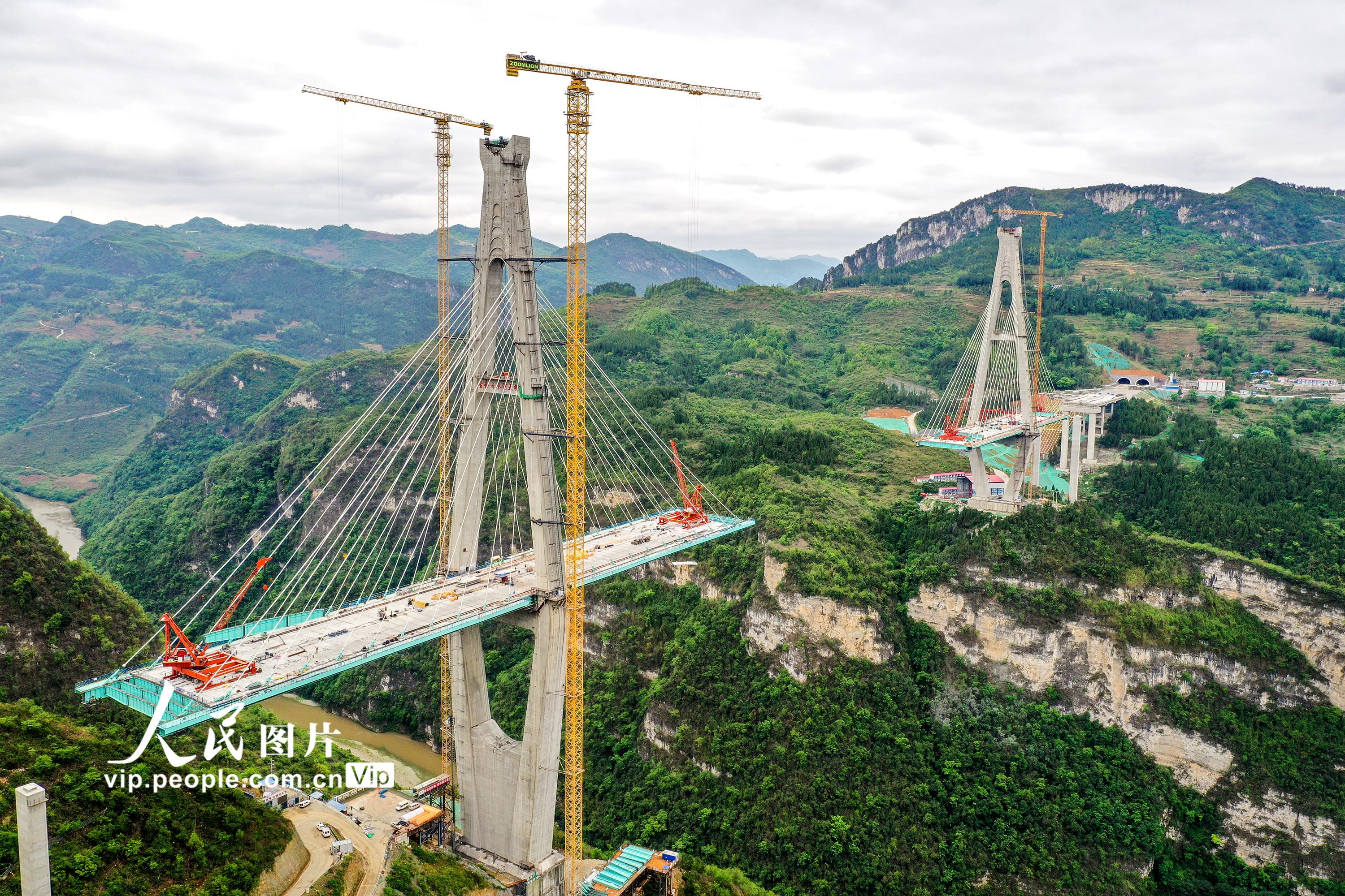 4月22日，由四川路橋承建的古（藺）金（沙）高速赤水河大橋建設項目，工人們正在加緊施工作業。