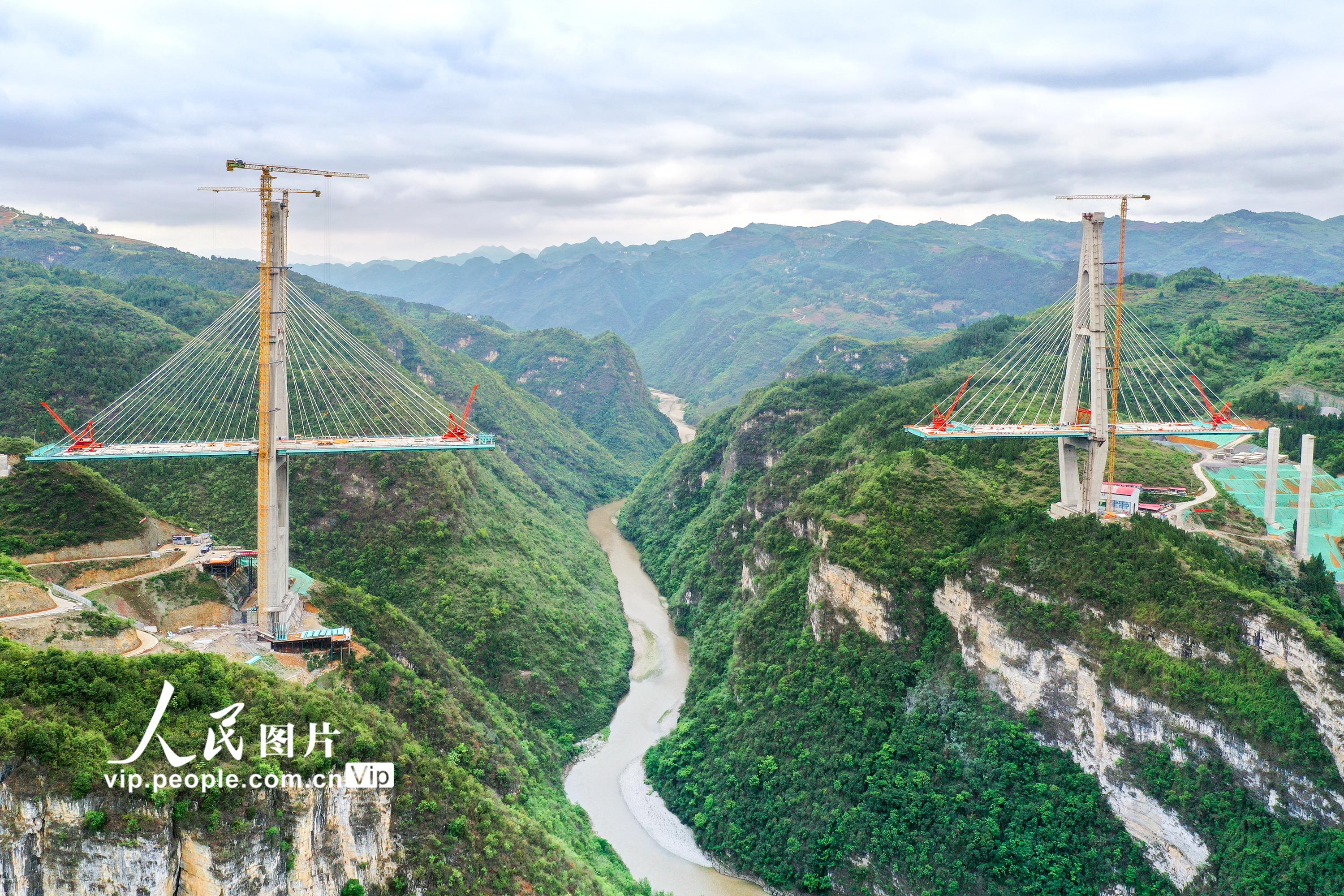 4月22日，由四川路橋承建的古（藺）金（沙）高速赤水河大橋建設項目，工人們正在加緊施工作業。