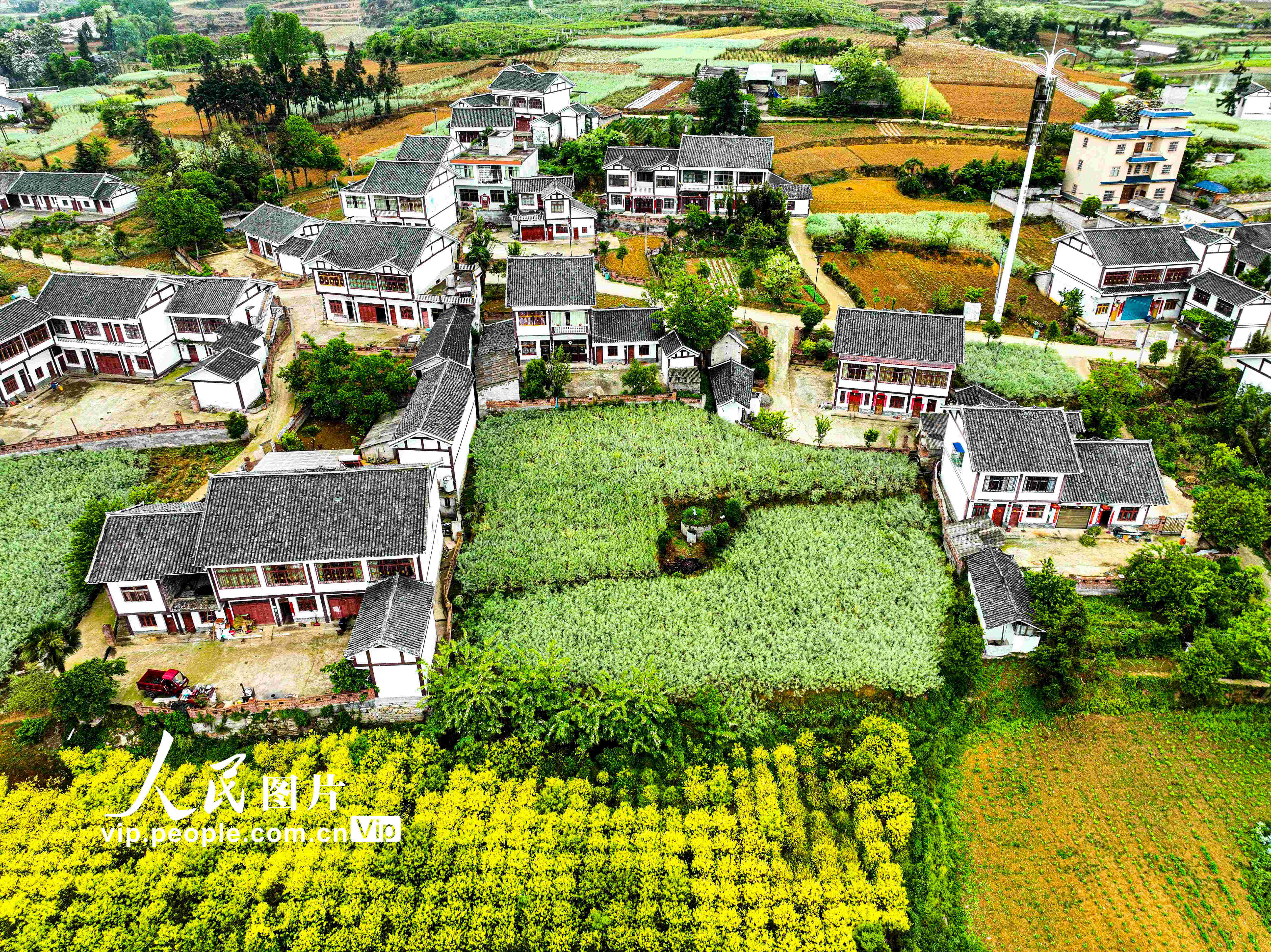 2023年4月23日，雨后航拍貴州省黔西市林泉鎮美麗鄉村示范點，青山、湖泊和干淨整潔的村庄構成一幅綠色畫卷。
