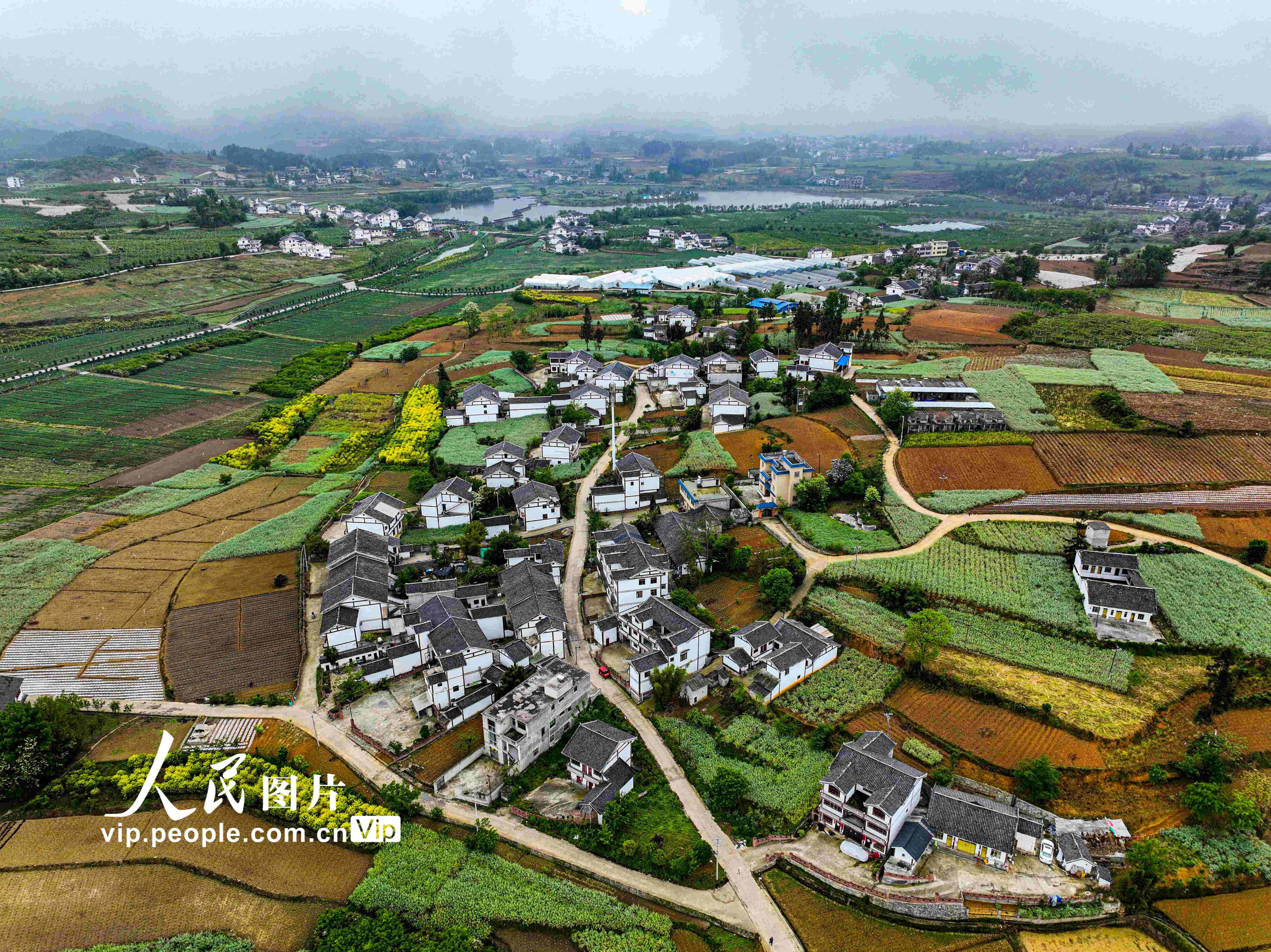 2023年4月23日，雨后航拍貴州省黔西市林泉鎮美麗鄉村示范點，青山、湖泊和干淨整潔的村庄構成一幅綠色畫卷。