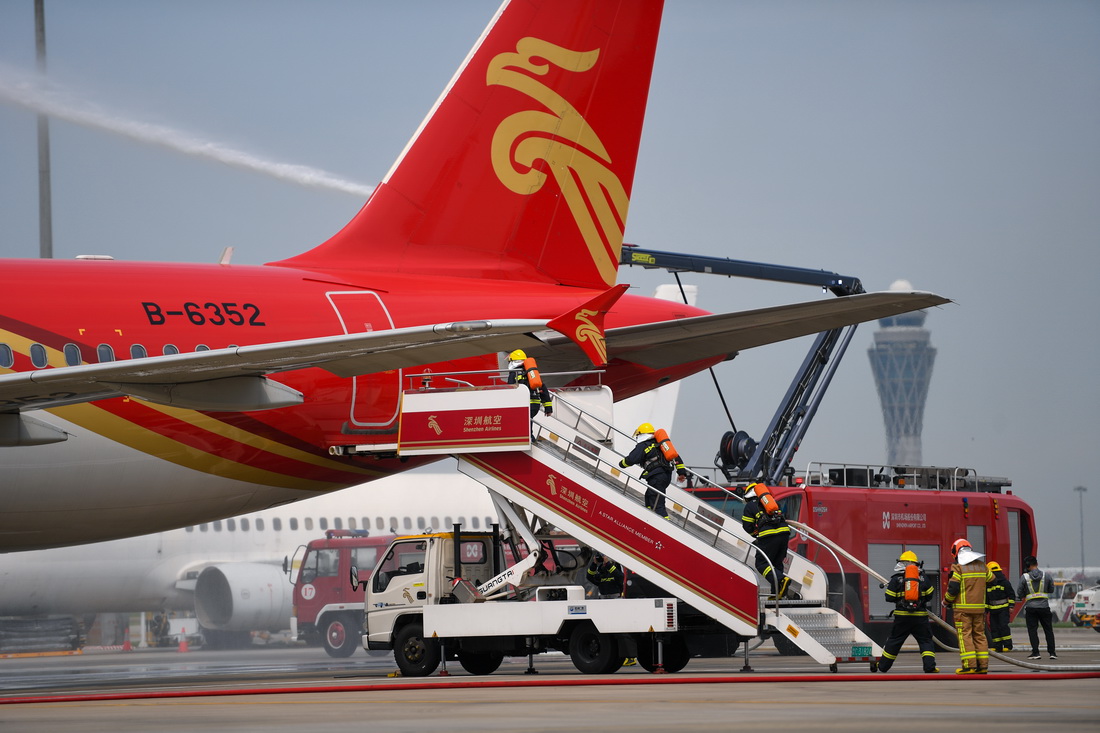 4月23日，在深圳機場舉行的演練中，消防員進入航空器進行模擬排查和搜救工作。