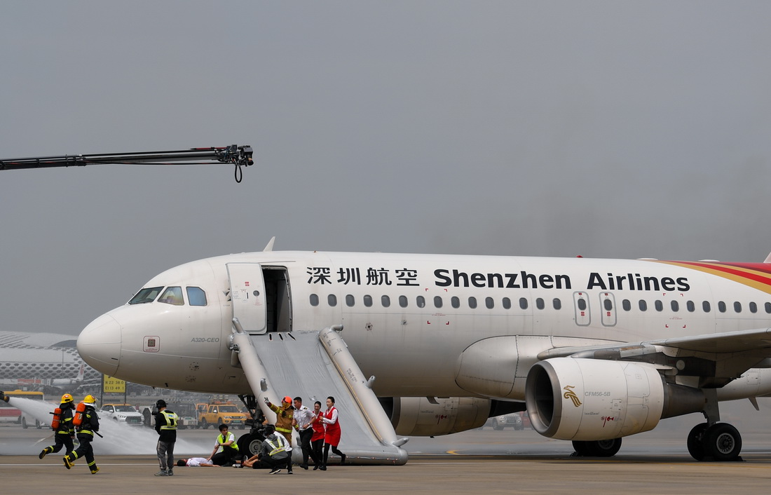 4月23日，在深圳機場舉行的演練中，航班乘客和機組人員模擬進行緊急撤離。
