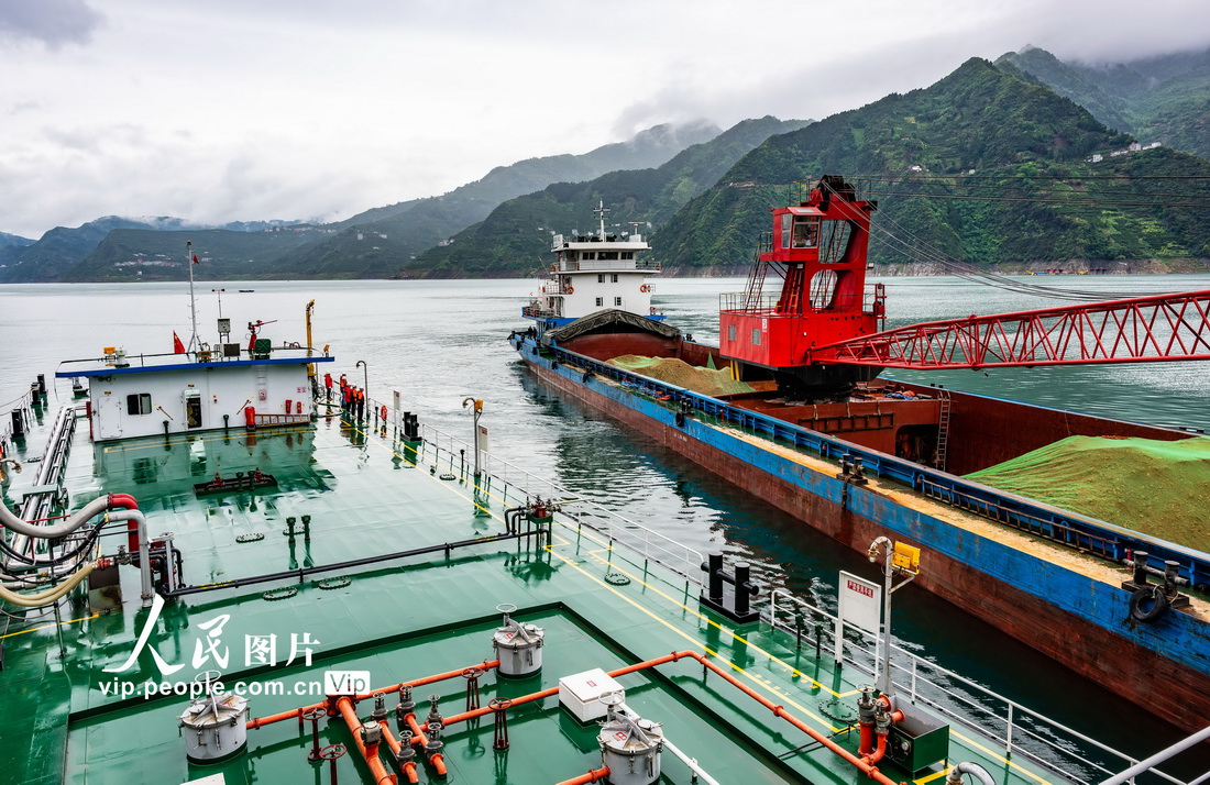 2023年4月23日，一艘貨輪在湖北省宜昌市秭歸縣歸州鎮船用新能源碼頭靠泊，准備加注LNG燃料。