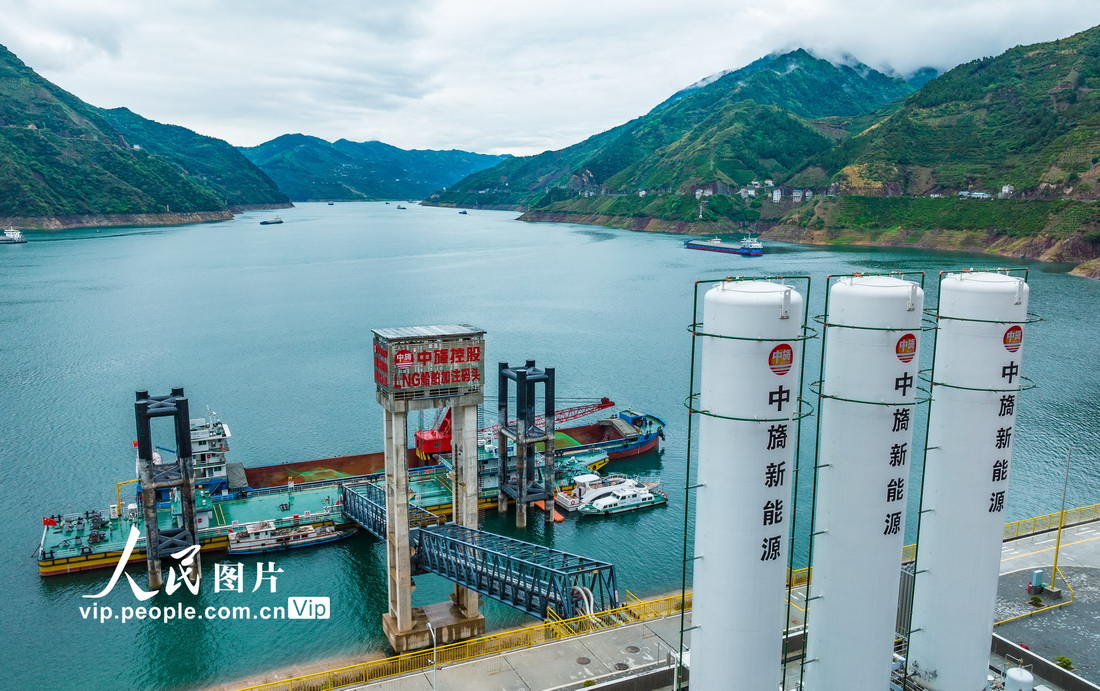 2023年4月23日，一艘貨輪在湖北省宜昌市秭歸縣歸州鎮船用新能源碼頭加注LNG燃料。