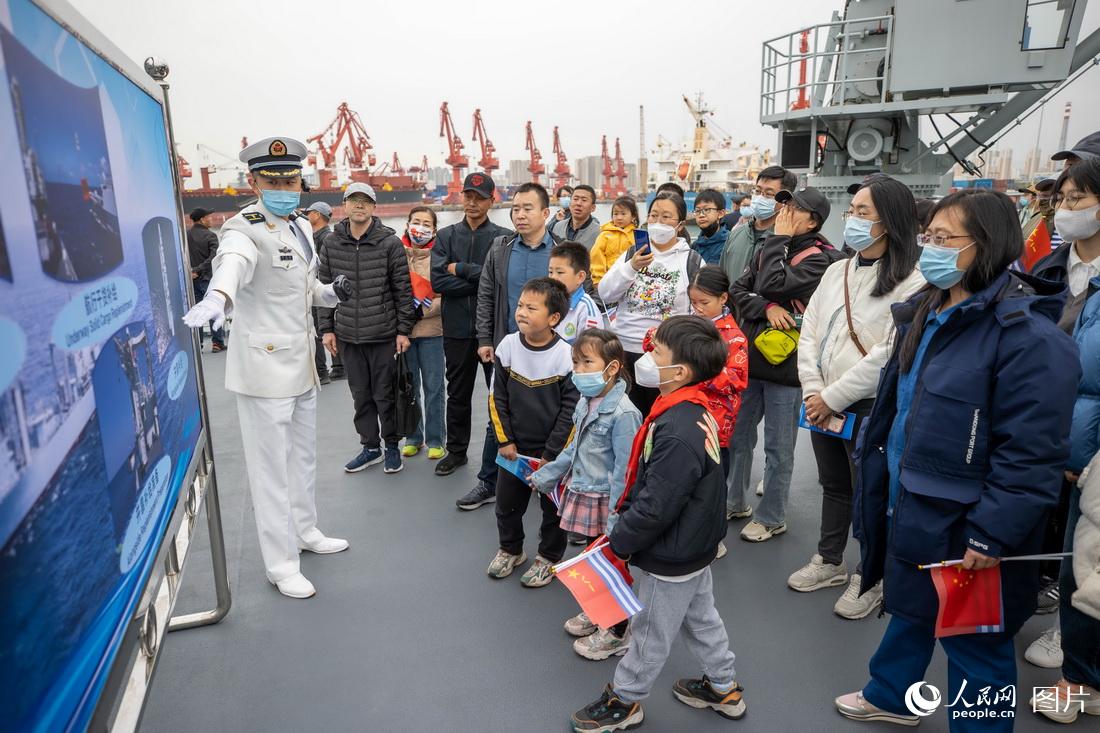 4月23日，山東青島港，海軍成立紀念日艦艇開放活動現場，海軍士兵向觀眾講解介紹可可西裡湖補給艦作用。