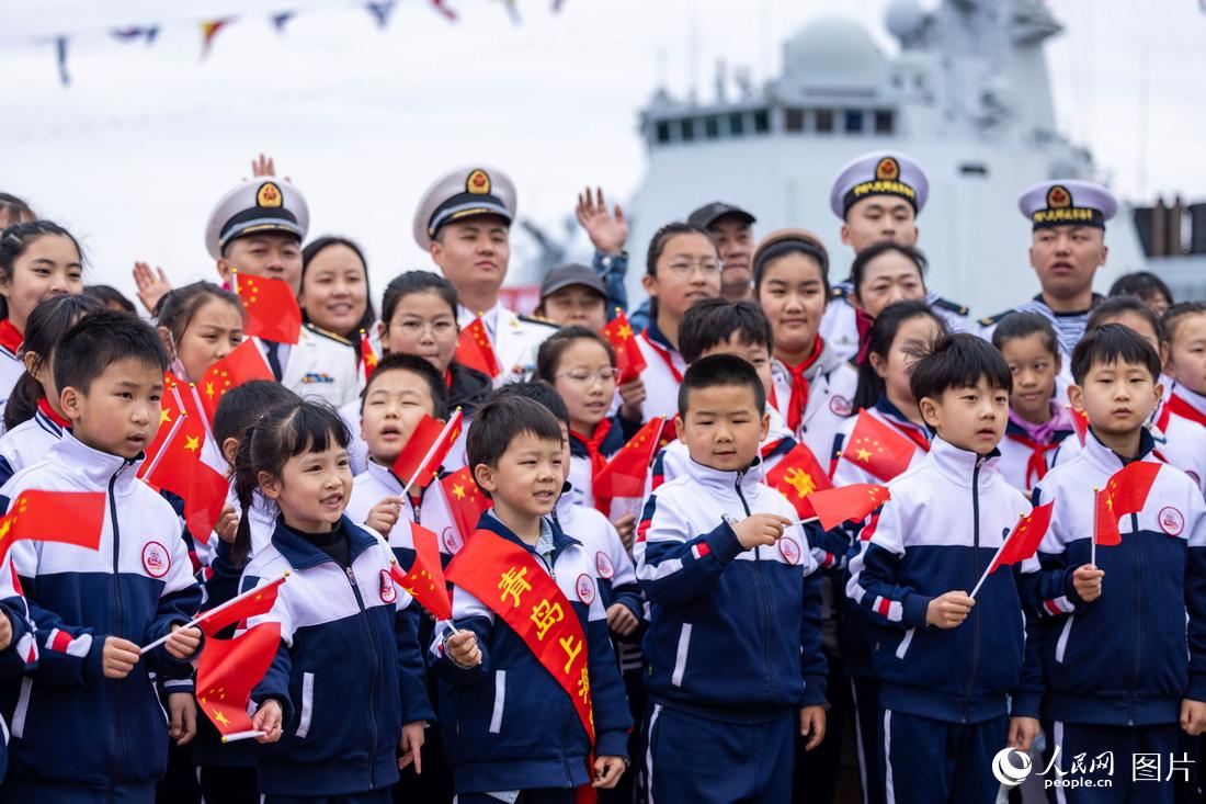 4月23日，山東青島港，海軍成立紀念日艦艇開放活動現場，海軍官兵和觀眾、小學生合影。