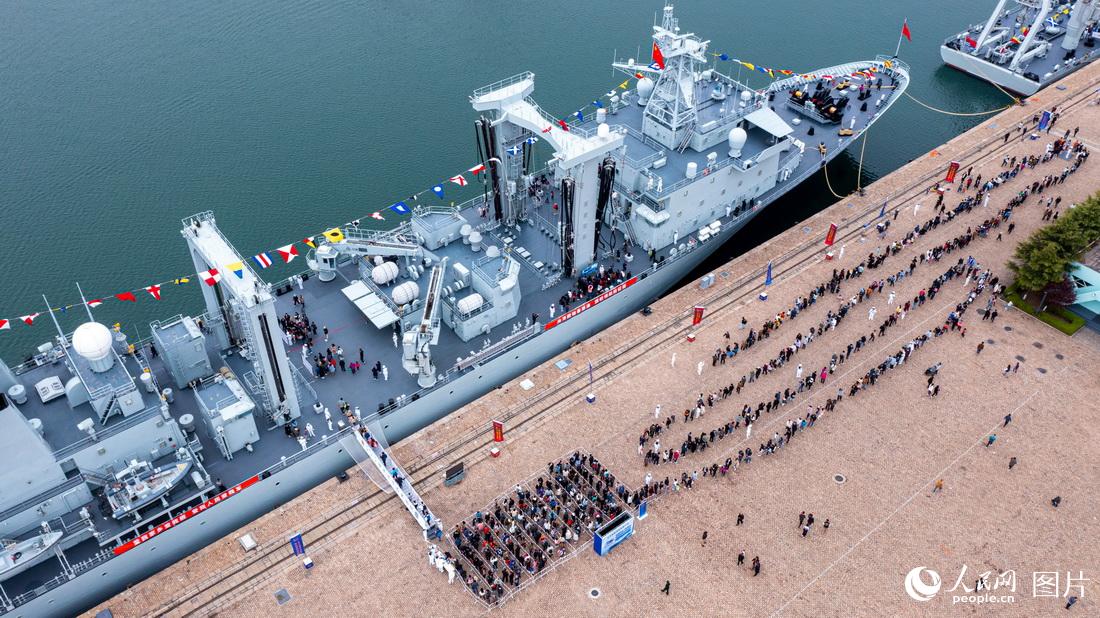 4月23日，山東青島港，海軍成立紀念日艦艇開放活動現場。