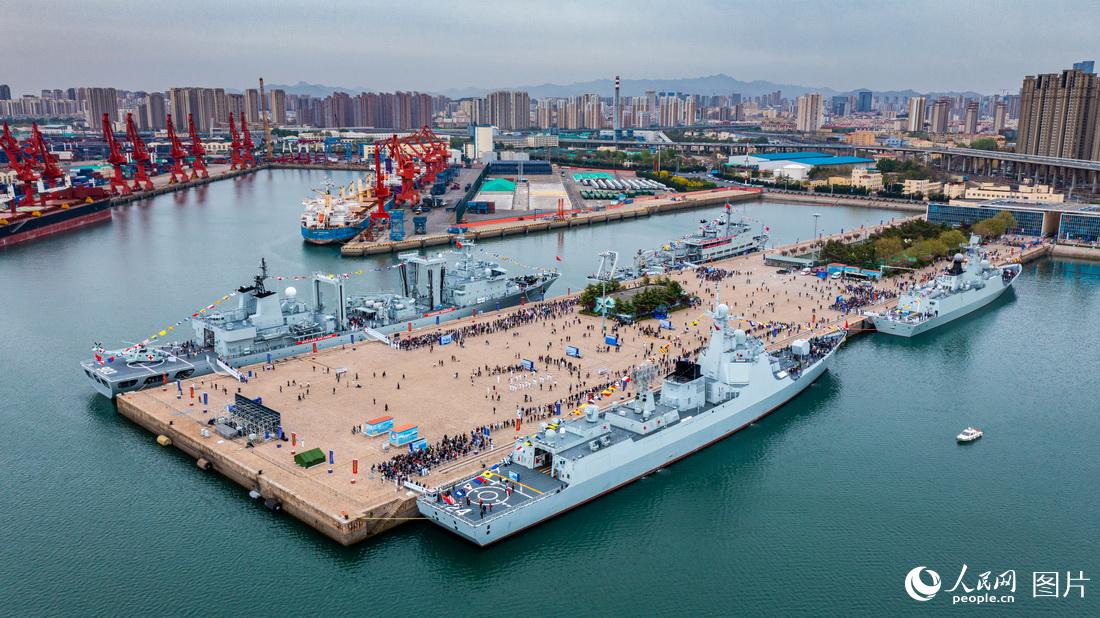 4月23日，山东青岛港，海军成立纪念日舰艇开放活动现场。
