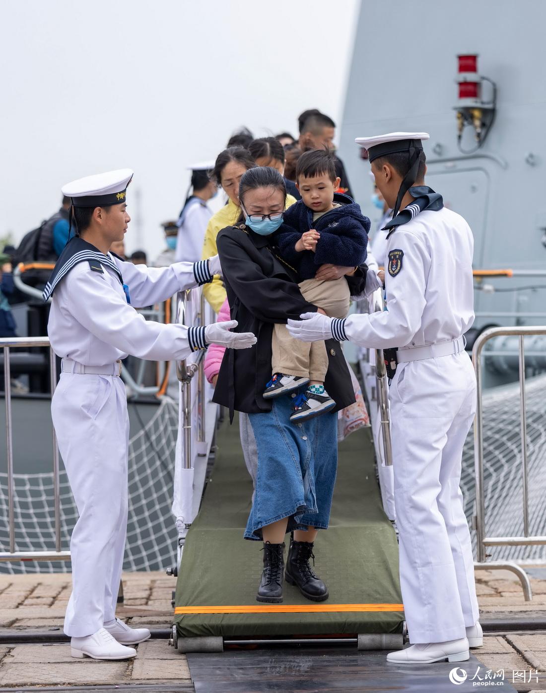 4月23日，海軍官兵在引導觀眾參觀艦艇。