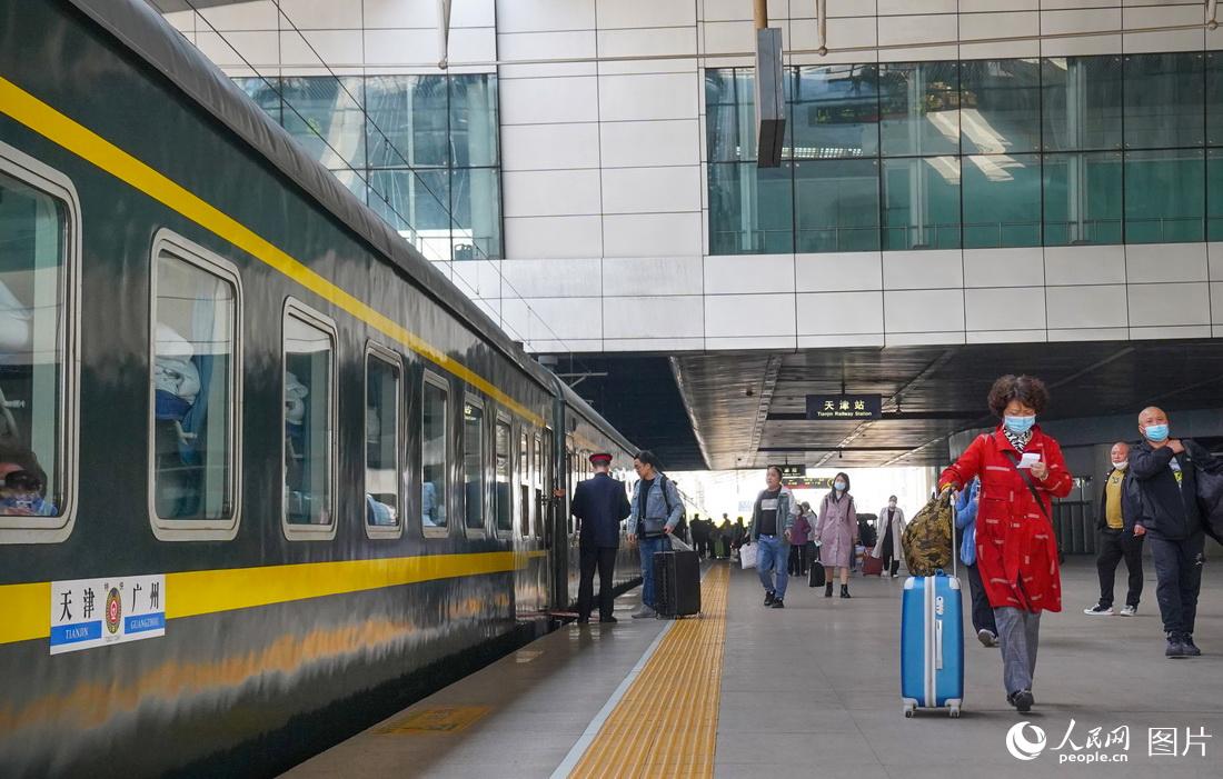 4月25日，由天津開往廣州的T253次列車停靠在天津站，旅客正在陸續乘車。
