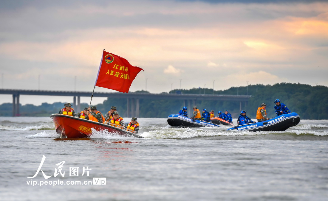 2023年4月25日，江西省樟樹市的民兵和藍天救援隊隊員在贛江水域進行防汛抗洪演練。