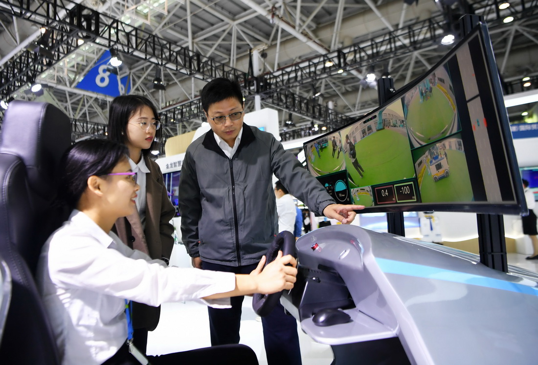 4月26日，在第六屆數字中國建設成果展覽會上，觀眾體驗金龍5G遠程駕駛。新華社記者 魏培全 攝