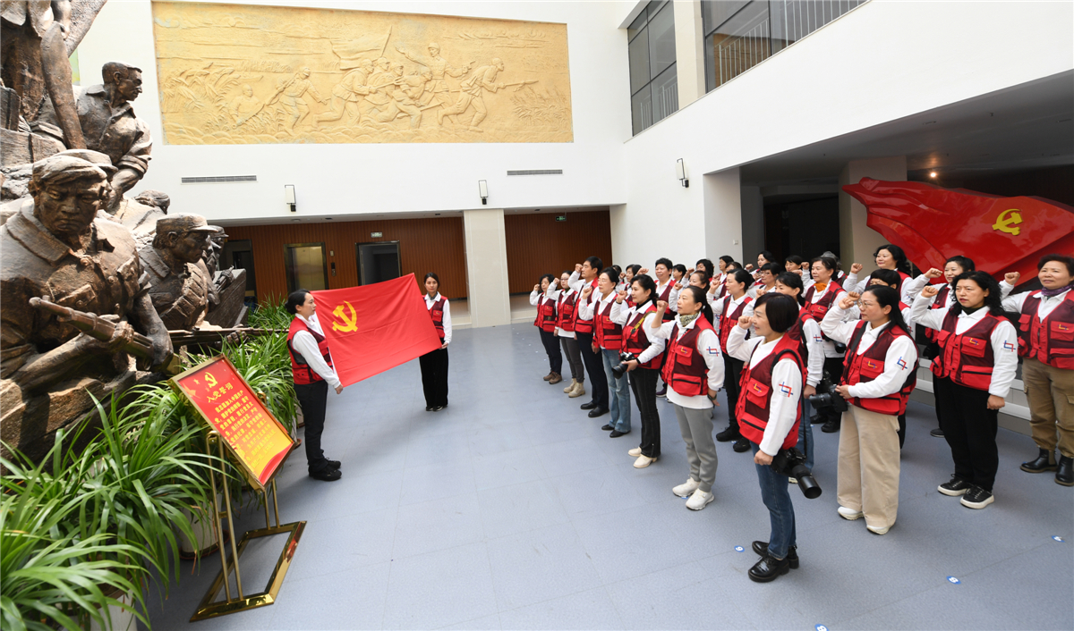 中國女攝影家協會黨支部在牛頭鎮抗日武裝起義陳列館重溫入黨誓詞。
