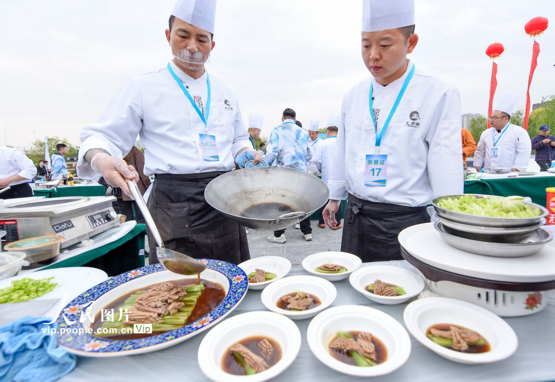 2023年4月28日，参赛选手在淮扬菜美食名店名匠挑战赛上一展技艺。