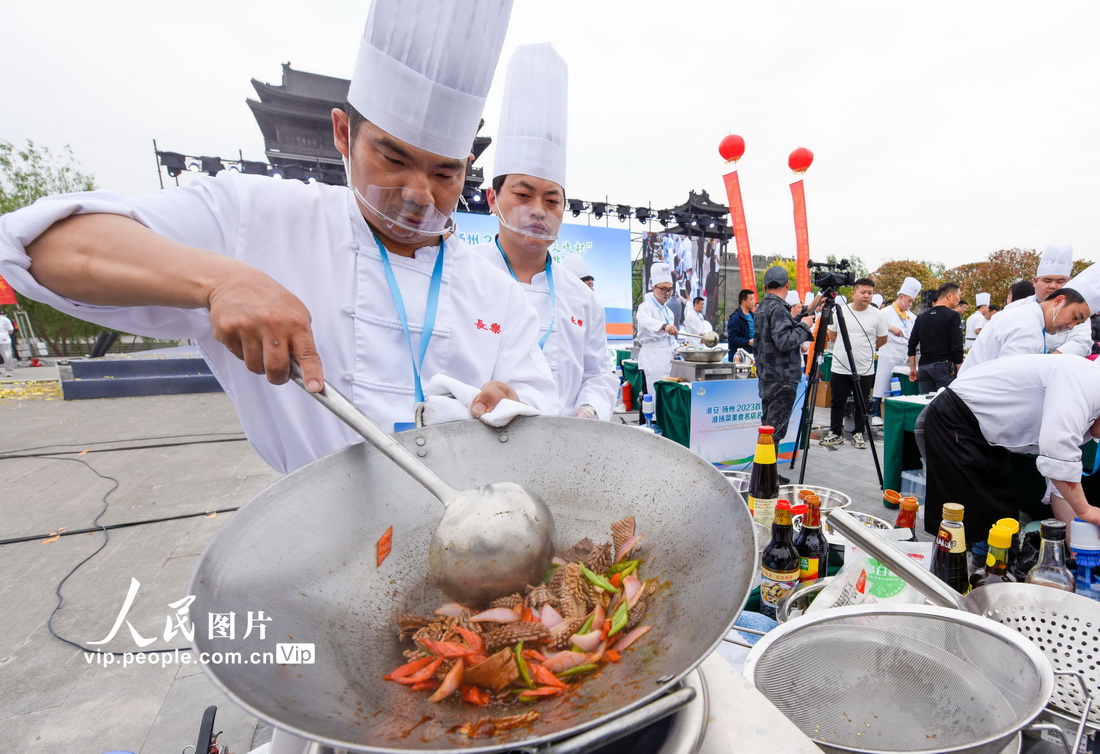 2023年4月28日，參賽選手在淮揚菜美食名店名匠挑戰賽上一展技藝。