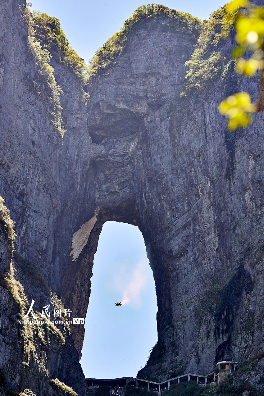 湖南張家界：中國翼裝飛人張樹鵬成功穿越天門洞