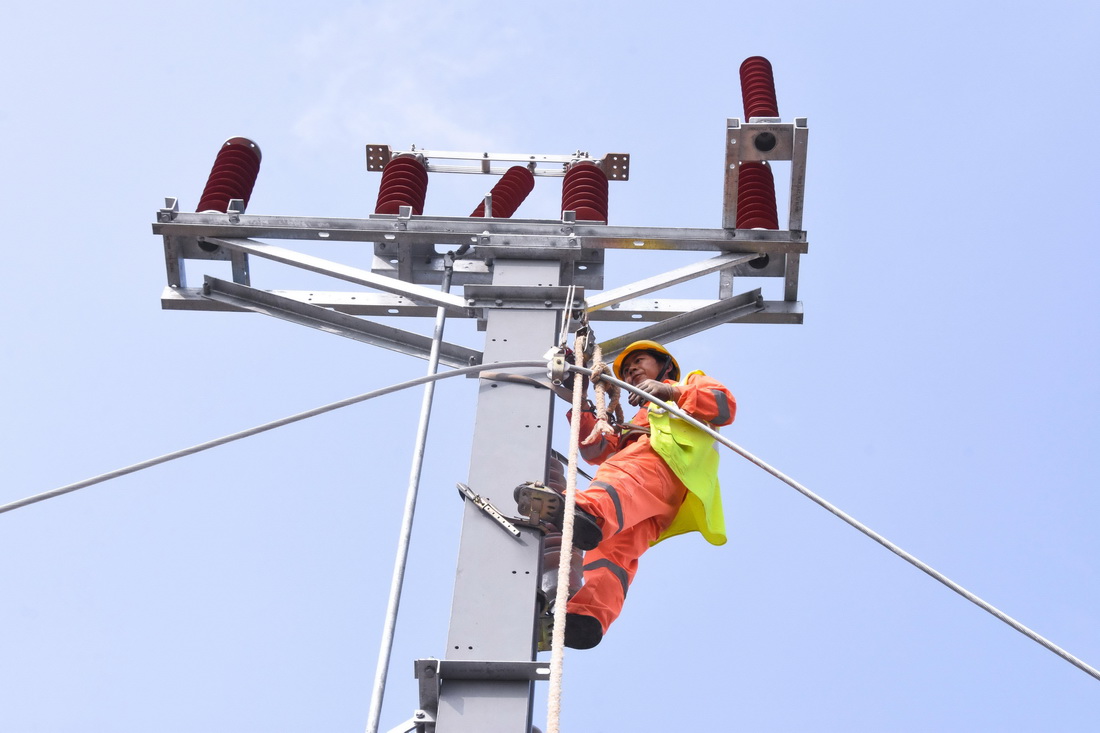 4月30日，在印度尼西亞萬隆，中鐵電氣化局印尼雅萬高鐵項目部施工人員進行高鐵接觸網附加線架設工作。新華社發（李培養 攝）