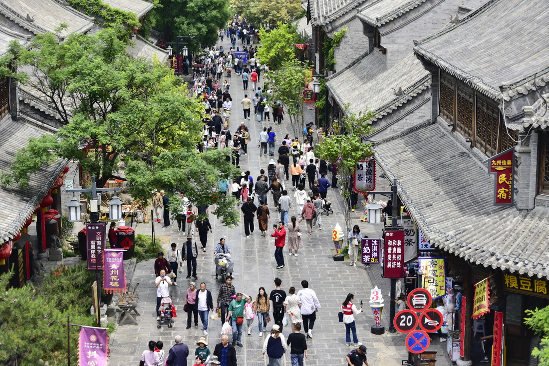 5月3日，游客在山東濰坊青州古城景區游玩。新華社發（王繼林 攝）