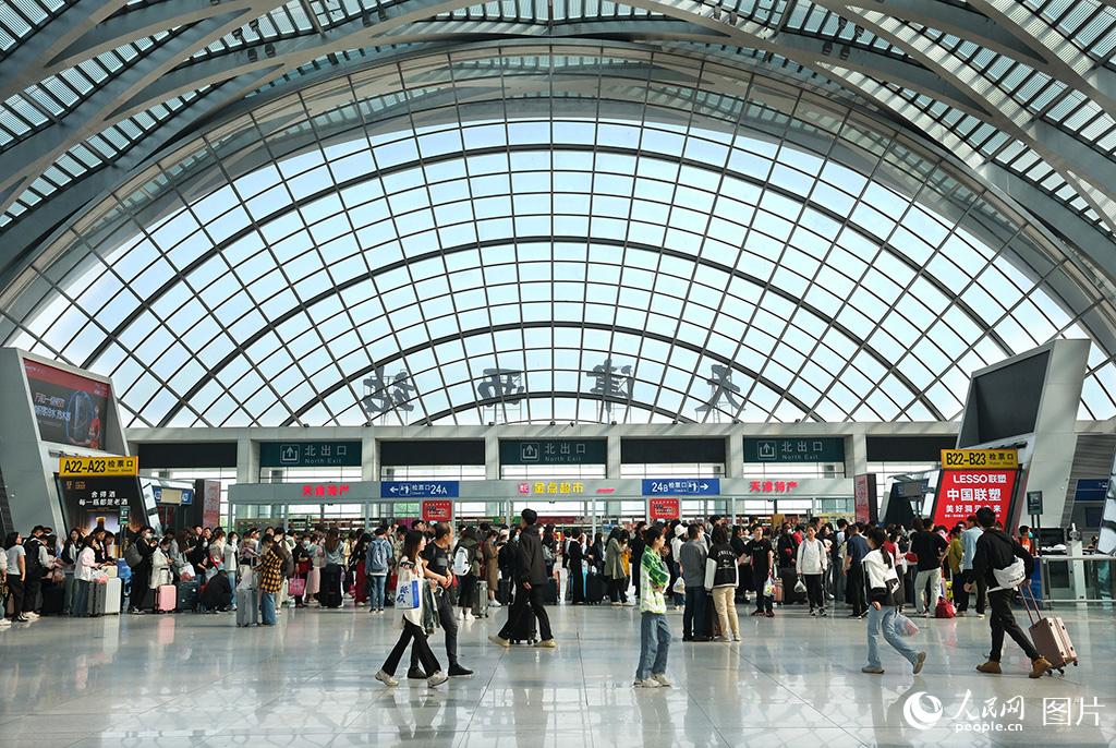 5月3日，铁路天津西站旅客正在有序排队准备乘车。杨宝森摄