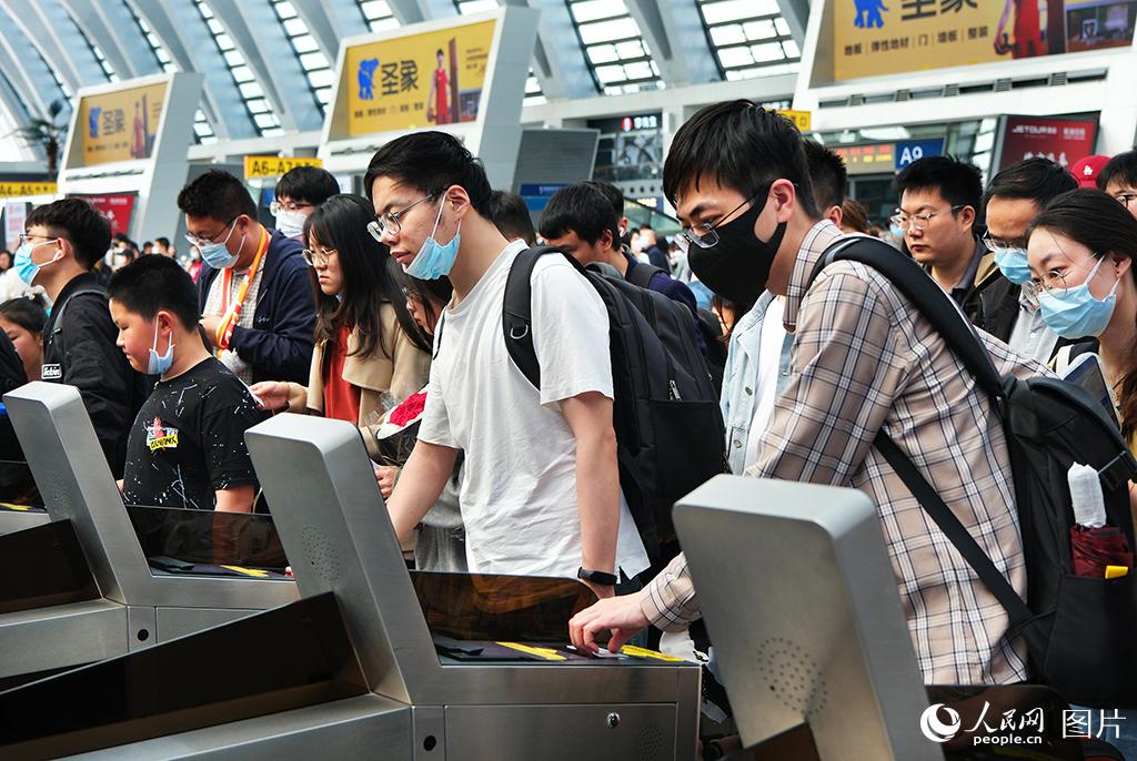 5月3日，铁路天津西站检票口旅客正在验证乘车。杨宝森摄