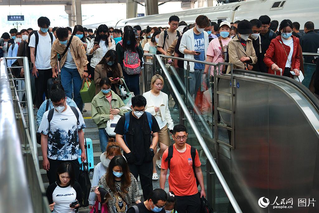 5月3日，抵达北京南站的旅客正在陆续出站。杨宝森摄