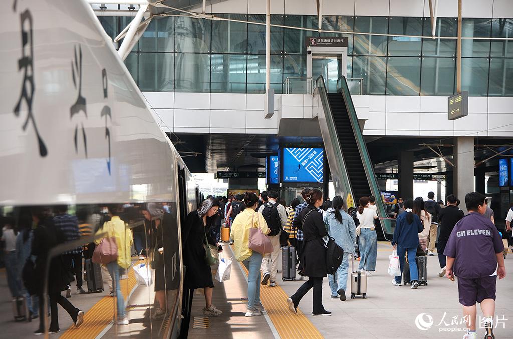 5月3日，抵达天津站的旅客正在陆续出站。杨宝森摄