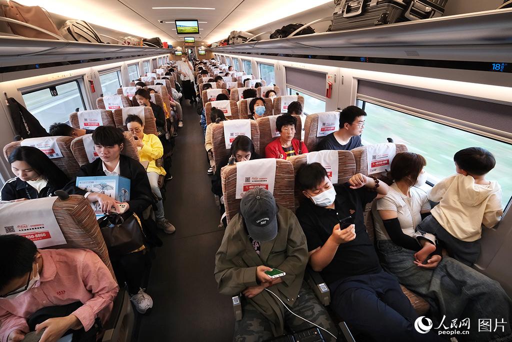 5月3日，乘坐京津城际C2027次列车的进津旅客。杨宝森摄