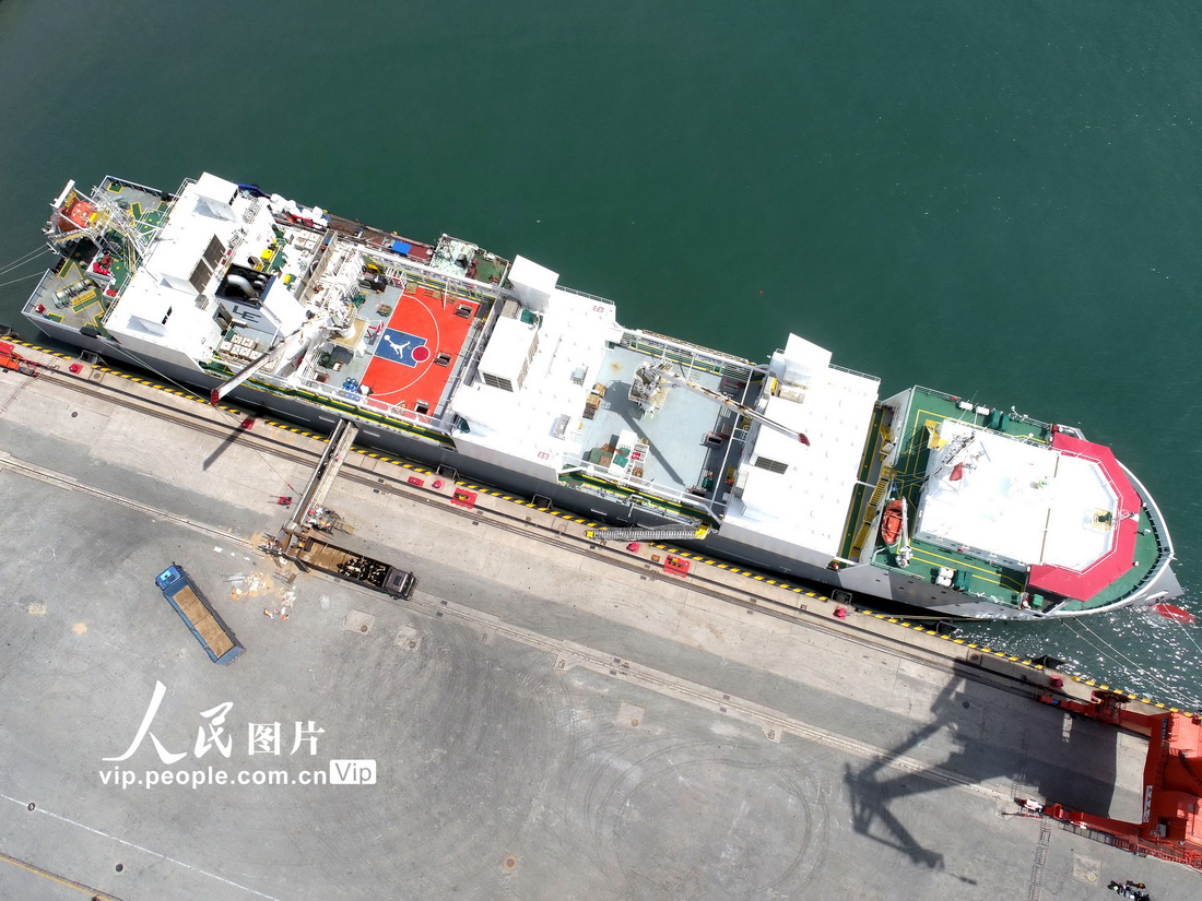 5月8日，在山東港口青島港前灣集裝箱碼頭，3000余頭活牛卸船轉運。