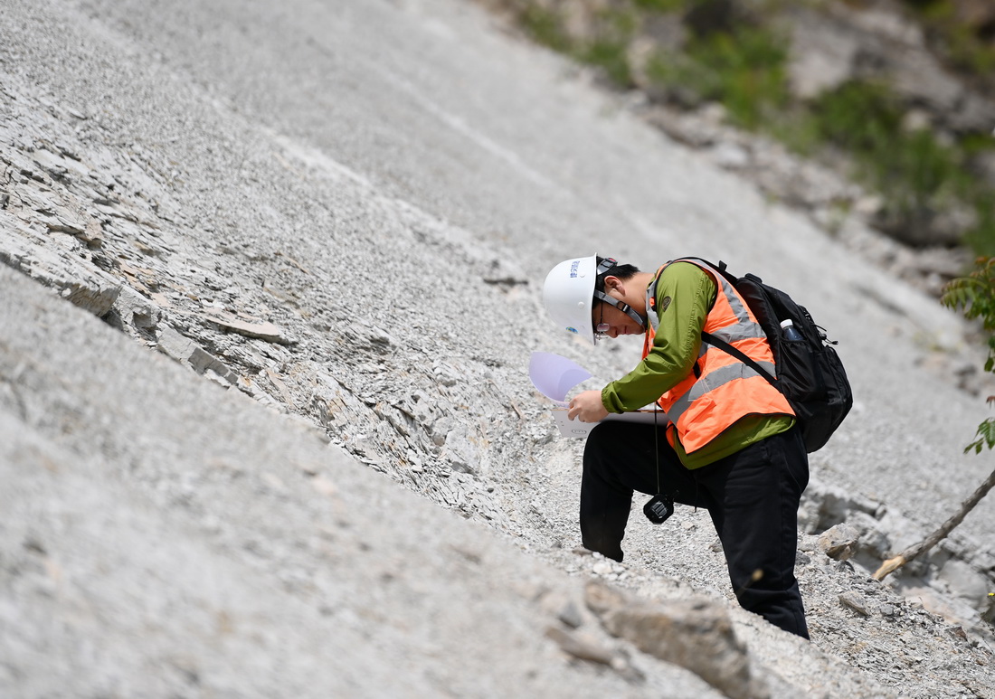 5月9日，在偏橋子滑坡地質災害隱患點，參賽選手記錄滑坡體信息。