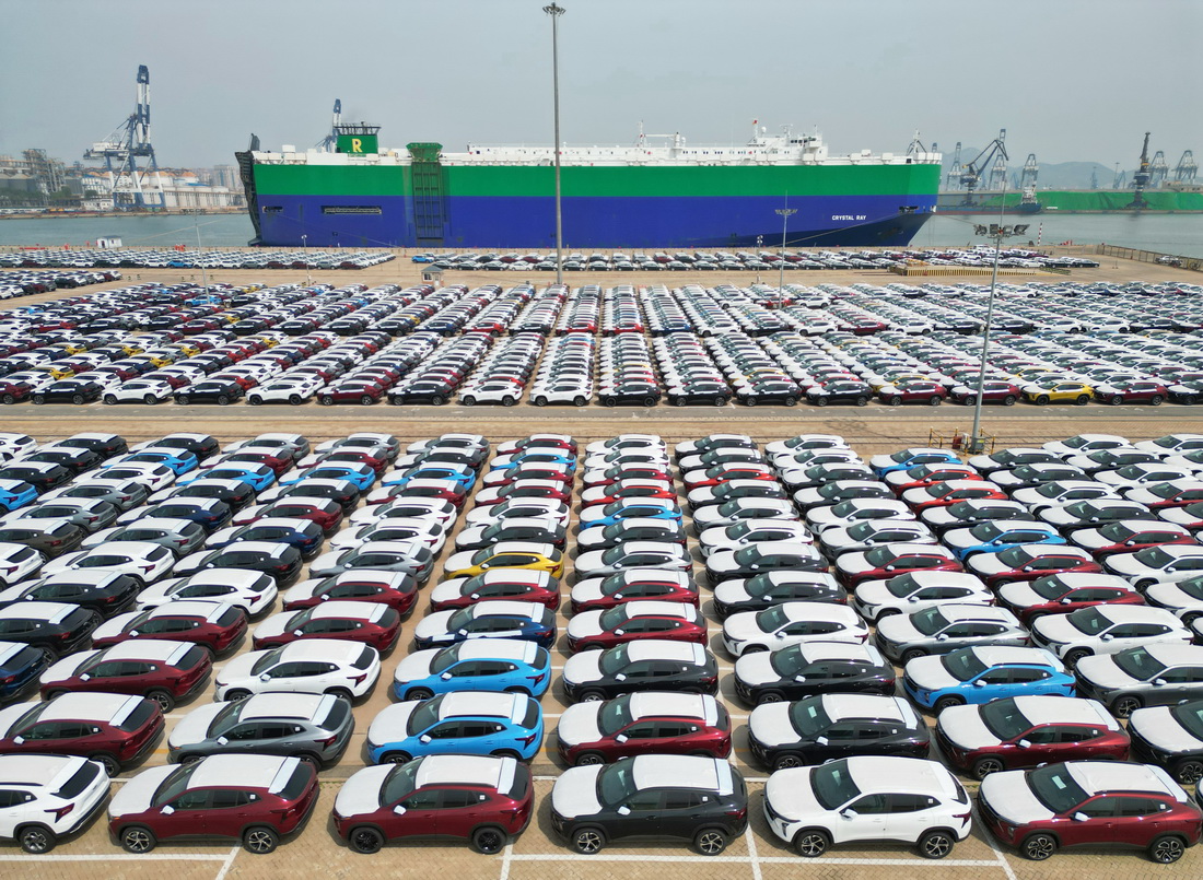 5月9日，在山東港口煙台港，大批出口商品車集結到港准備通過汽車滾裝船發運（無人機照片）。新華社發（唐克攝）