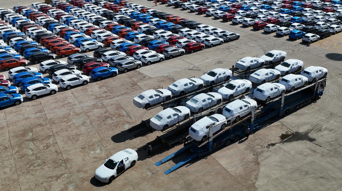  5月9日，在江蘇連雲港港，大批商品車集結碼頭等待裝船（無人機照片）。新華社發（耿玉和攝）
