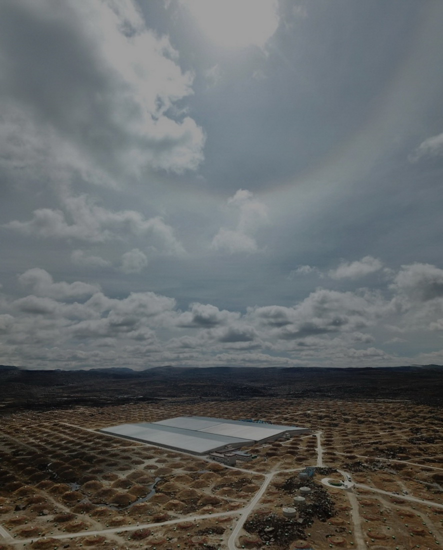 4月22日俯瞰高海拔宇宙線觀測站（LHAASO）（無人機照片）。新華社記者 金立旺 攝