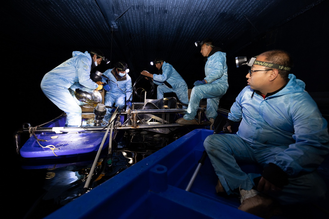工作人員在水切倫科夫探測器陣列水池裡更換實驗設備（4月21日攝）。新華社記者 金立旺 攝