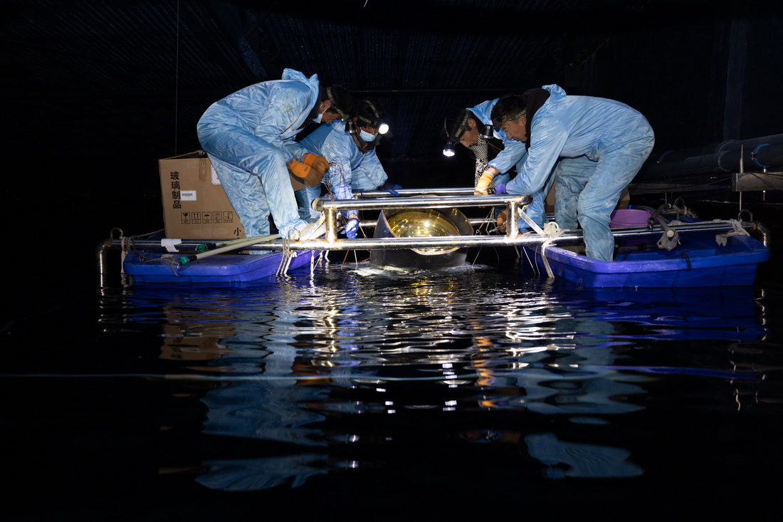 工作人員在水切倫科夫探測器陣列水池裡更換實驗設備（4月21日攝）。新華社記者 金立旺 攝