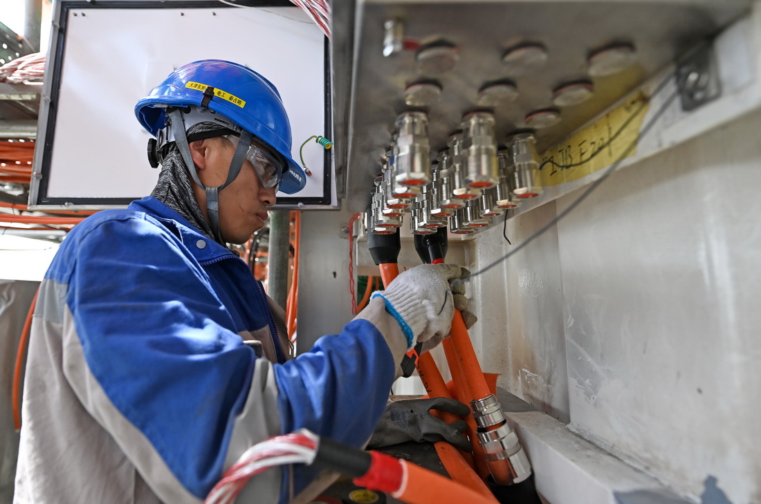 5月10日，工人在渤中19-6凝析氣田一期開發項目平台建造現場進行設備安裝作業。