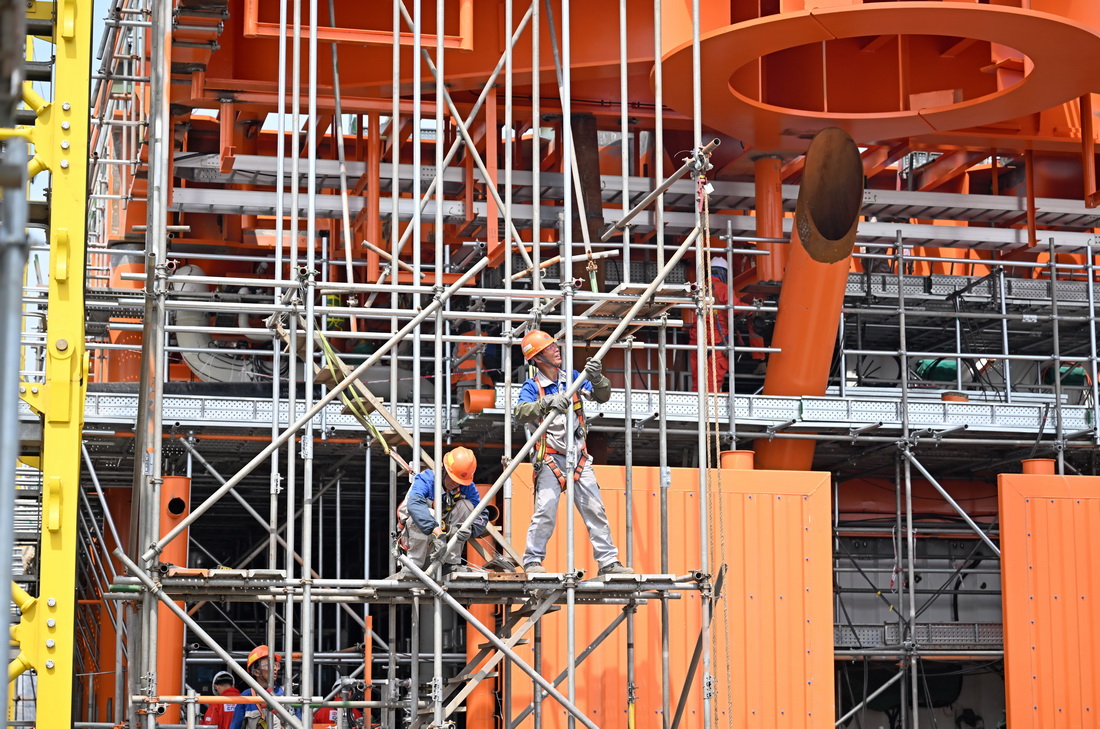 5月10日，工人在渤中19-6凝析氣田一期開發項目平台建造現場進行施工作業。