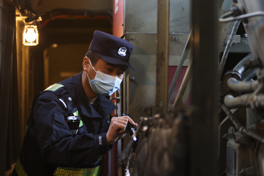 5月7日，在新疆霍爾果斯鐵路口岸，霍爾果斯出入境邊防檢查站執勤民警對出境列車內部進行檢查。新華社記者 郝昭 攝