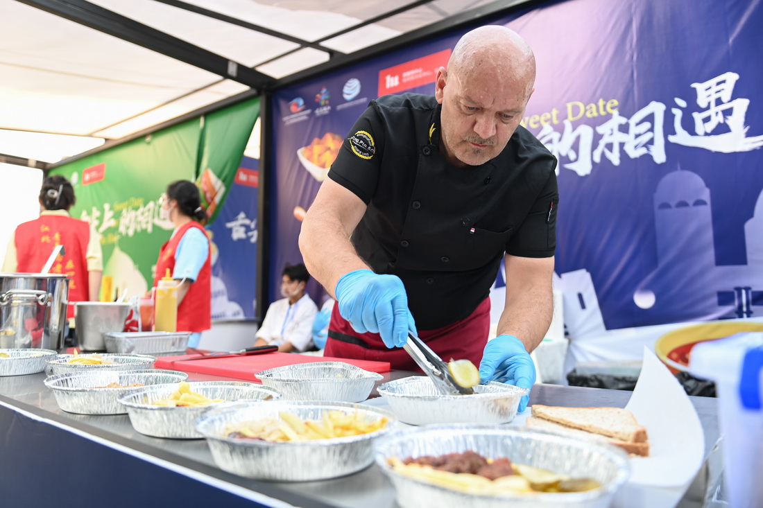 5月15日，厨师在现场为游客制作罗马尼亚美食。