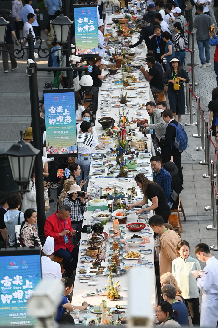 5月15日，市民和游客在寧波老外灘品嘗美食。