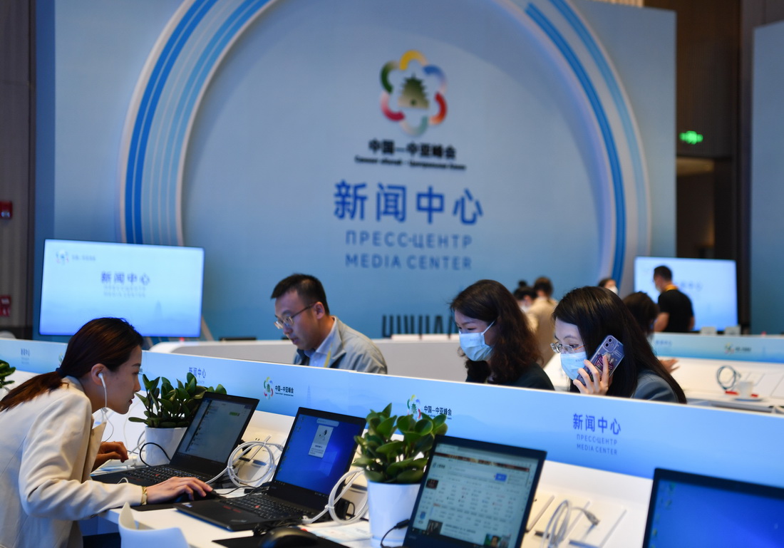 5月16日，记者在中国-中亚峰会新闻中心工作。新华社记者 张博文 摄