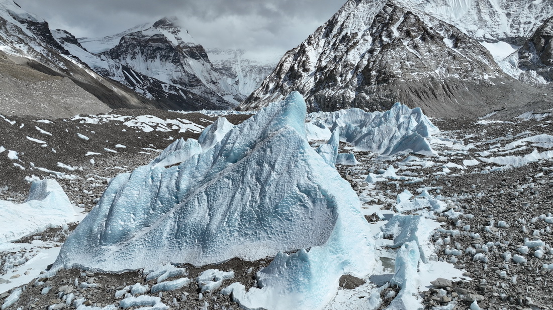 這是中絨布冰川的冰塔林（5月15日攝，無人機照片）。新華社記者 晉美多吉 攝