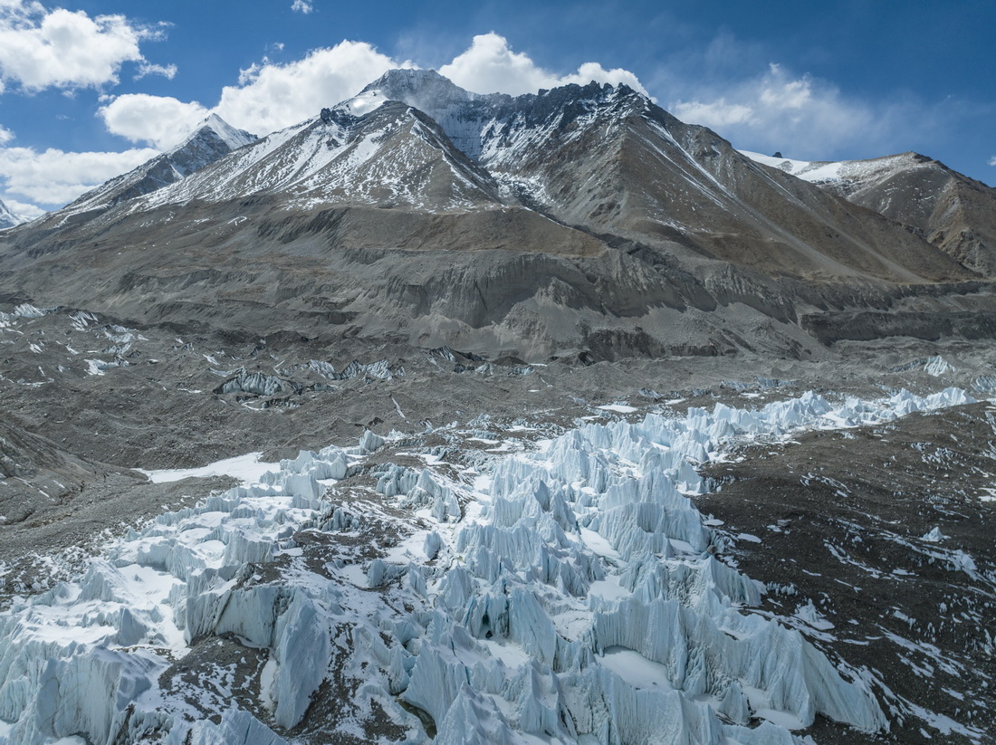 這是中絨布冰川的冰塔林（5月15日攝，無人機照片）。新華社記者 孫非 攝