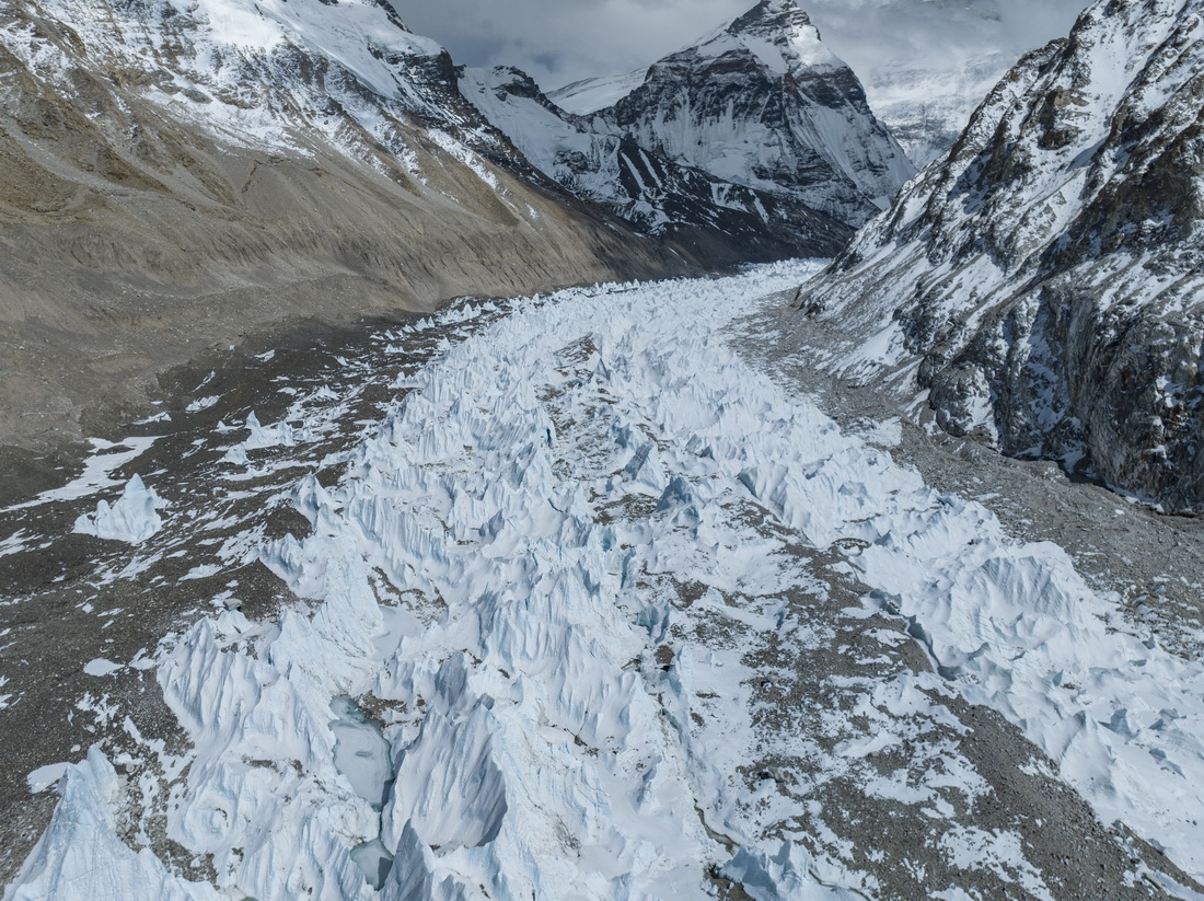 這是中絨布冰川的冰塔林（5月15日攝，無人機照片）。新華社記者 孫非 攝