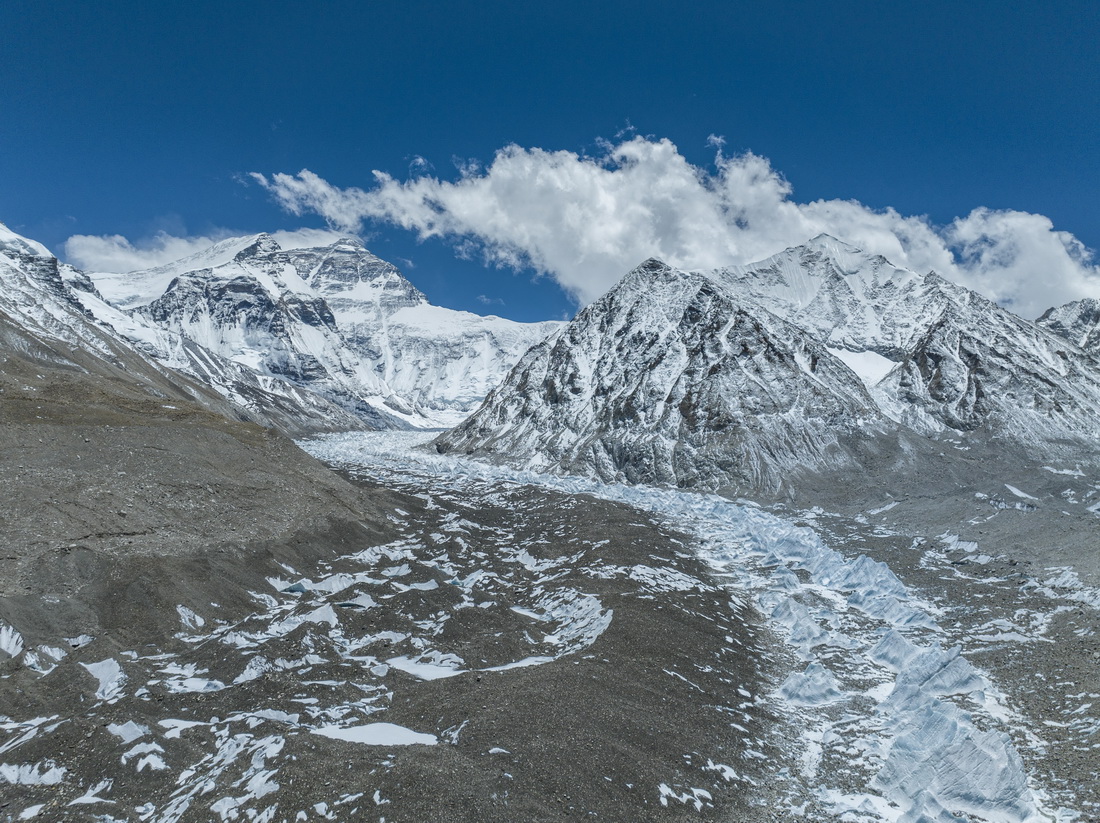 這是珠峰腳下的中絨布冰川（5月15日攝，無人機照片）。新華社記者 孫非 攝