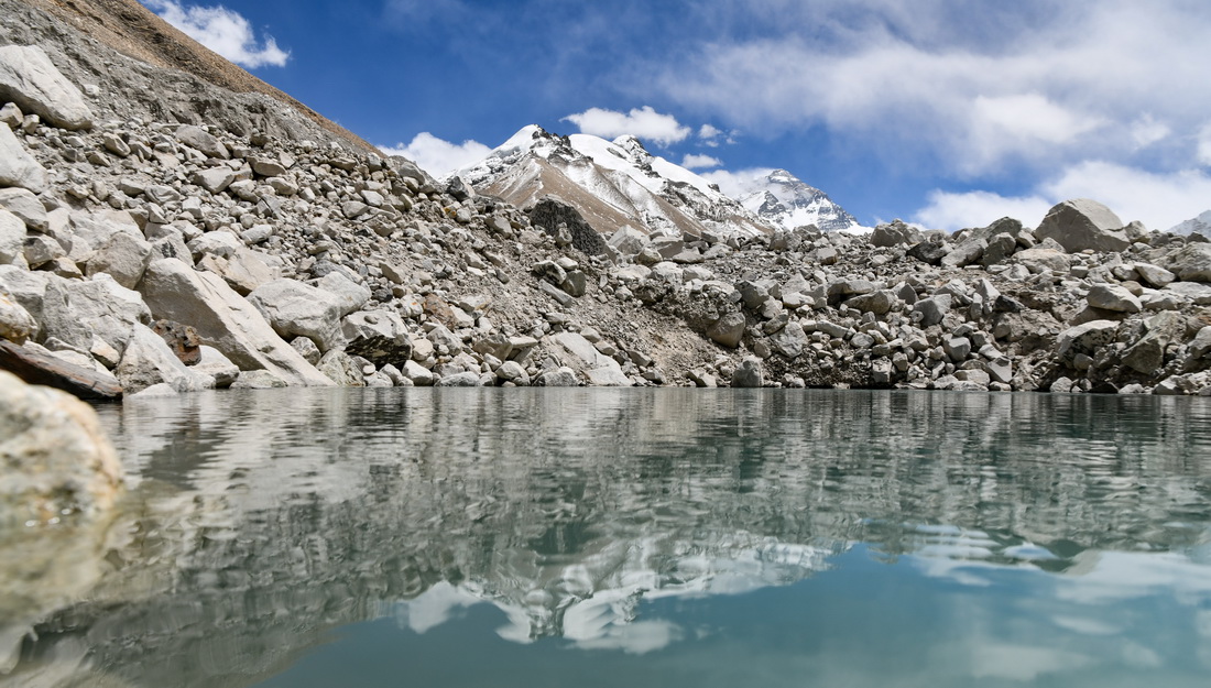 這是絨布冰川融水形成的湖泊（5月12日攝）。新華社記者 晉美多吉 攝