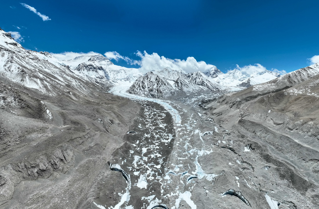 這是珠峰腳下的中絨布冰川（左）和西絨布冰川（右）（5月15日攝，無人機照片）。新華社記者 晉美多吉 攝
